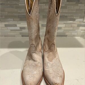 Shyanne Lasy Floral Embroidered Snip Toe Western Boots in Ivory